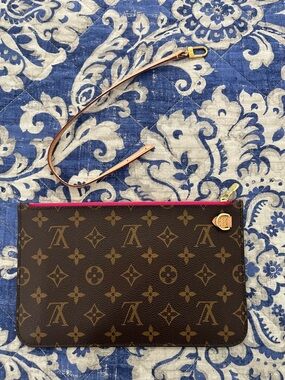 Brand new never used LV Neverfull GM pouch with wristlet